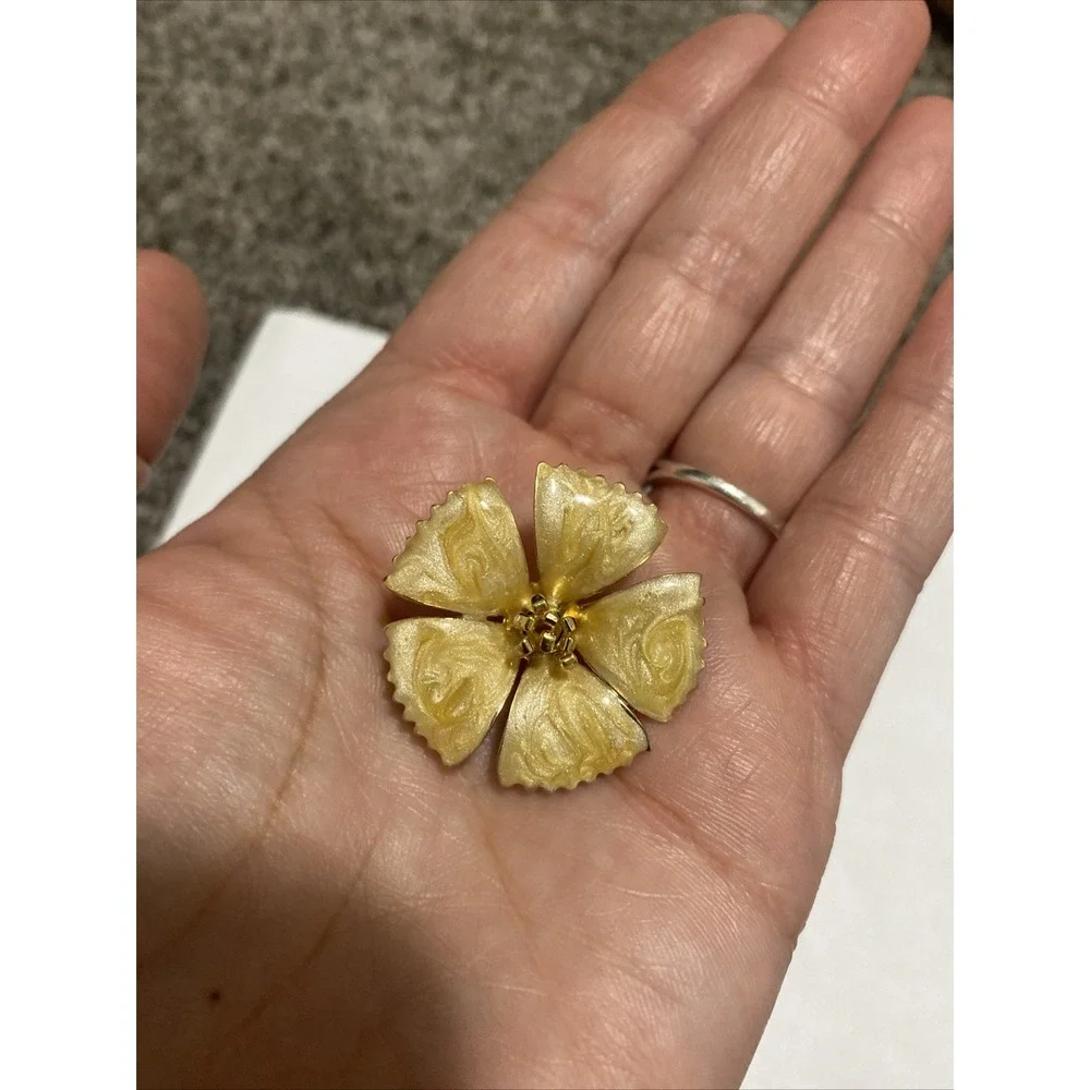 Vintage Yellow Enamel 5 Petal Flower Gold Tone Pin‎ Brooch